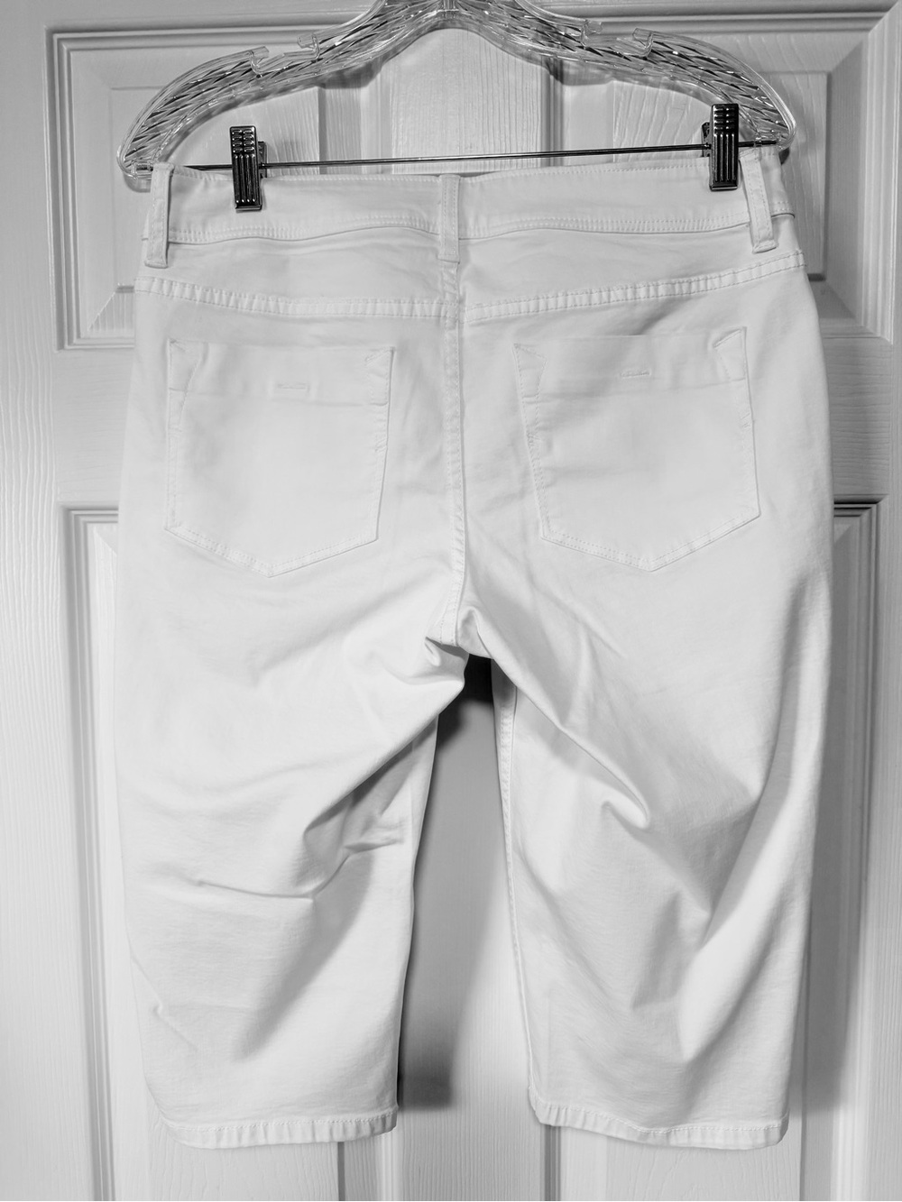 Tommy Bahama White Cropped Women’s Jeans - Picture 2 of 3